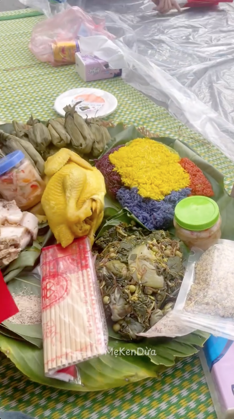 Chủ nhân mâm xôi gà xem diễu binh đang hot nhất MXH: Đi từ 3h30, mang toàn đặc sản quê nhà đến Hà Nội - Ảnh 3