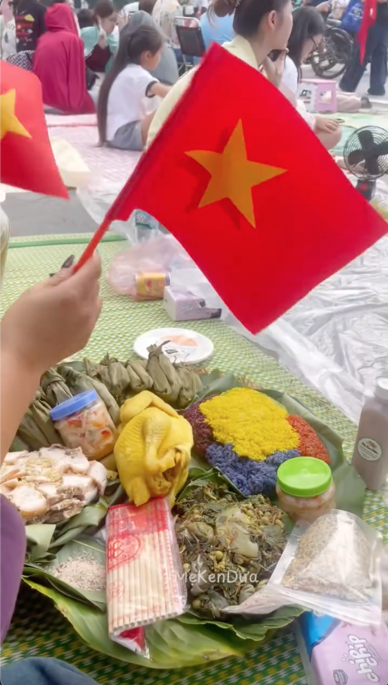 Chủ nhân mâm xôi gà xem diễu binh đang hot nhất MXH: Đi từ 3h30, mang toàn đặc sản quê nhà đến Hà Nội - Ảnh 4