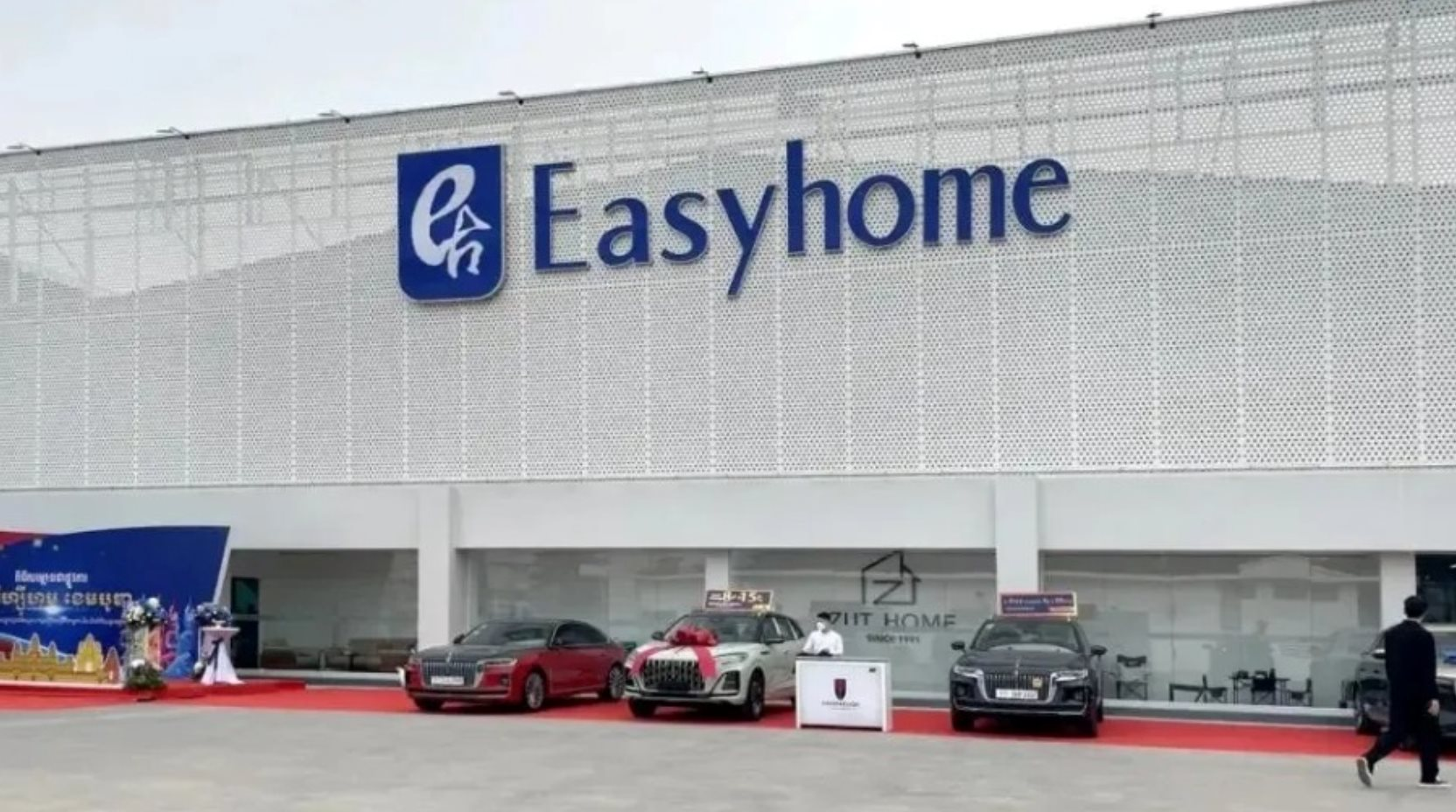 Một tỷ phú ngành nội thất nhảy lầu tử tự sau 4 ngày tại ngoại - Ảnh 1