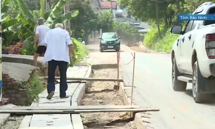 16km đường làm 2 năm chưa xong, người dân khổ vì bẩn và nguy hiểm - Ảnh 4