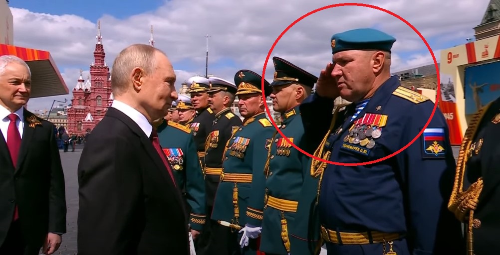 Bảo vệ ông Putin trước hiểm họa UAV: Thiết bị đánh chặn bí ẩn xuất hiện trong tay vệ sĩ gây xôn xao - Ảnh 1