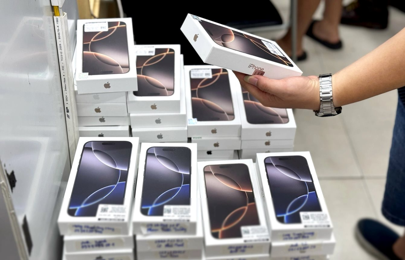 Apple bán được 3 tỷ chiếc iPhone sau 18 năm: Vị thế 'vua điện thoại' không dễ bị soán bỏ! - Ảnh 2