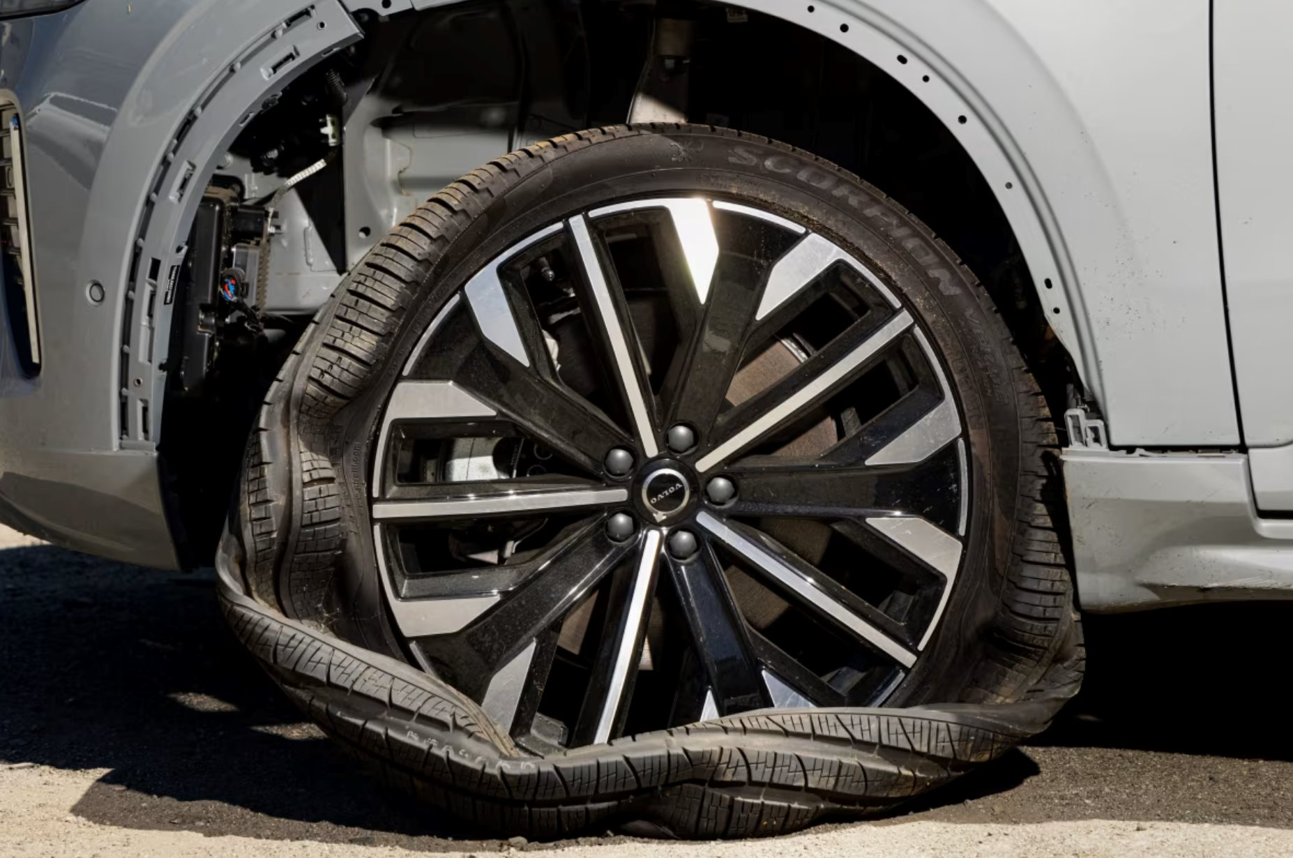 Hãng ô tô được mệnh danh 'an toàn nhất thế giới' vừa gặp sự cố nghiêm trọng, 11.500 chiếc xe điện phải ngừng cài phần mềm - Ảnh 2