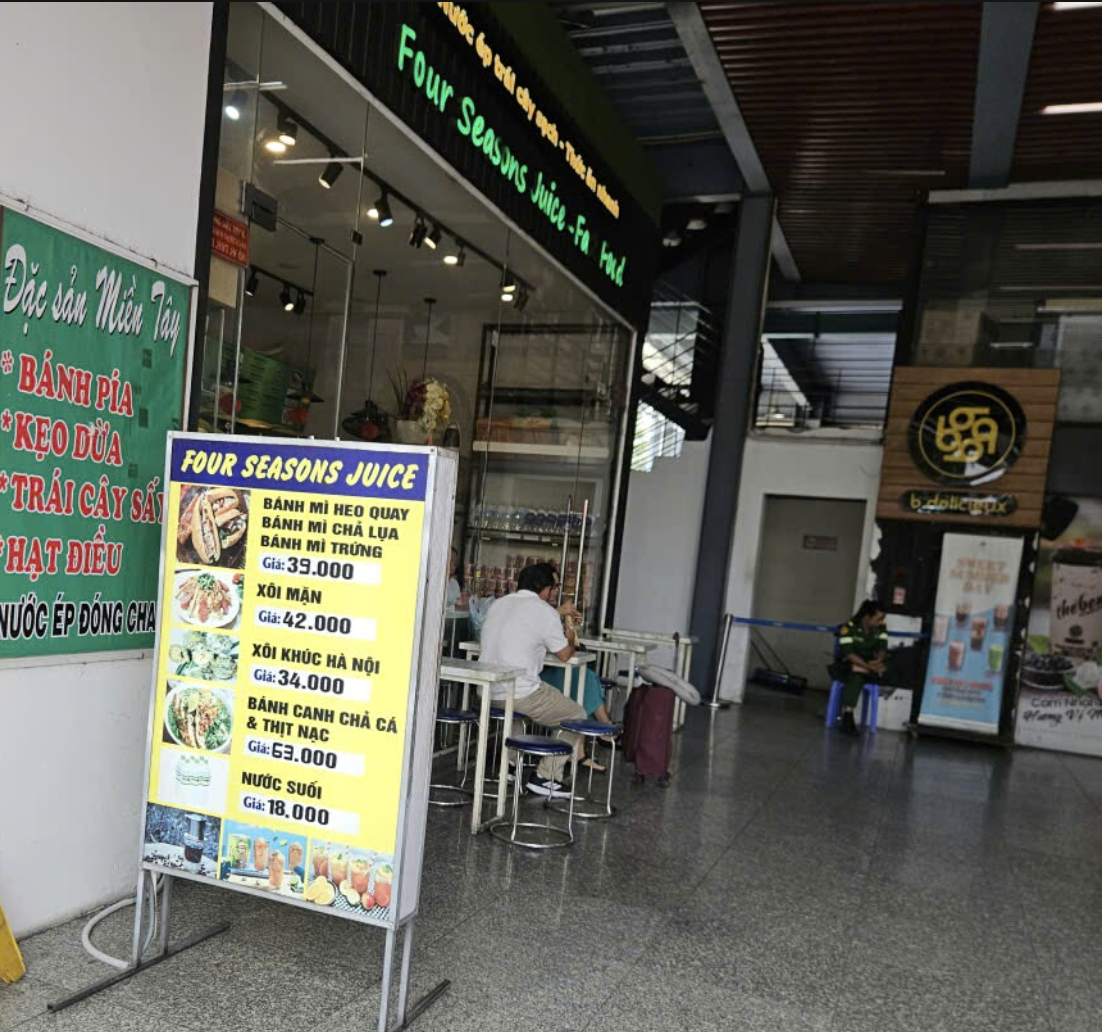 Nhiều hành khách lặng lẽ bỏ đi sau khi nhìn giá phở, mì gói ở sân bay - Ảnh 6