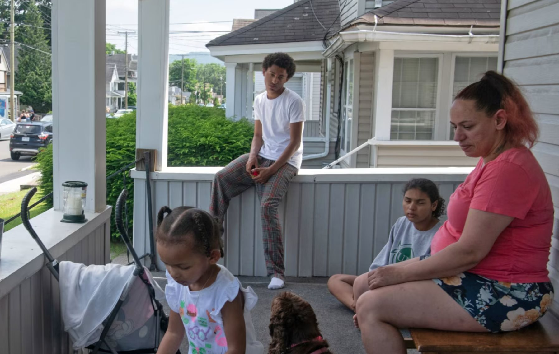 'Tôi đã sai ở đâu?' - Giọt nước mắt của bà mẹ mất trợ cấp vì thu nhập tăng vài USD: Nỗi đau 'giấc mơ Mỹ' dai dẳng - Ảnh 1