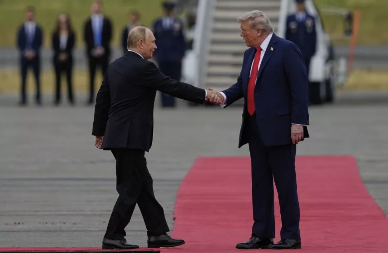 Giải mã cái bắt tay của Tổng thống Donald Trump và Tổng thống Putin - Ảnh 1
