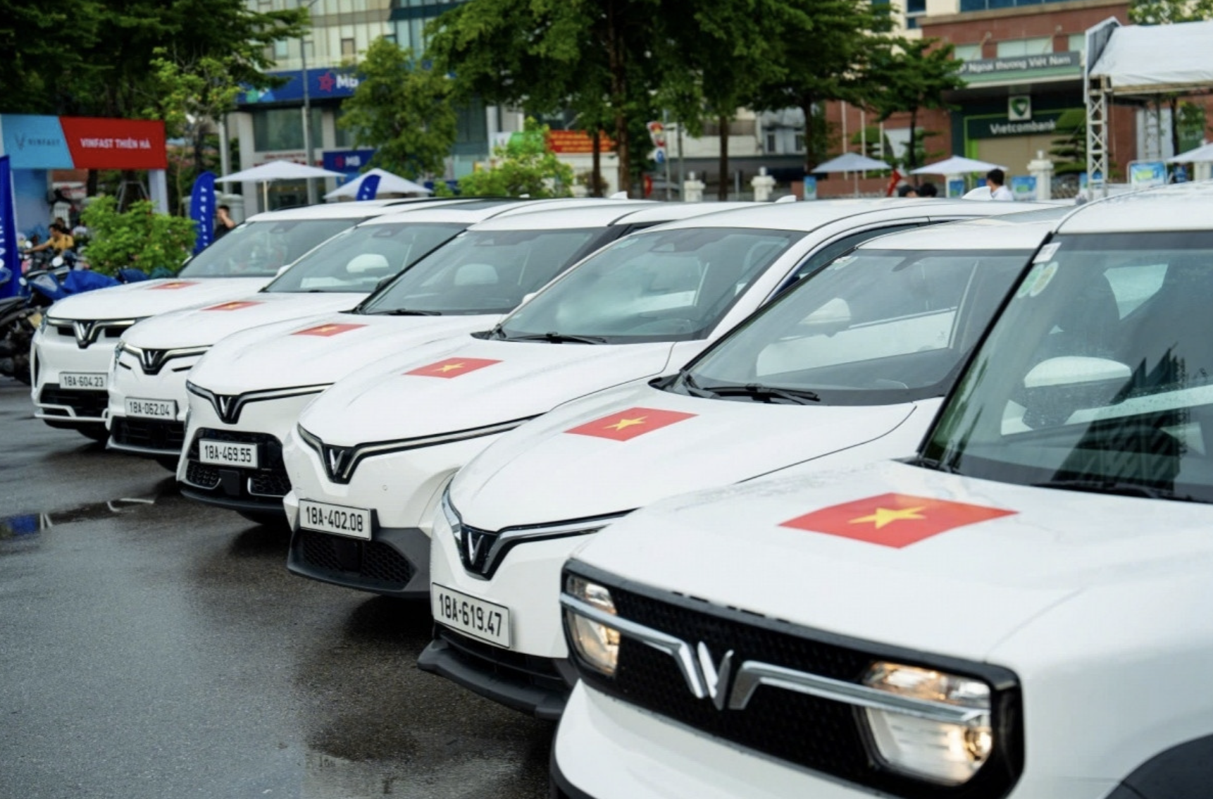 Hãng xe của tỷ phú Phạm Nhật Vượng tặng 100.000 bộ decal cờ đỏ sao vàng cho khách hàng toàn quốc - Ảnh 1