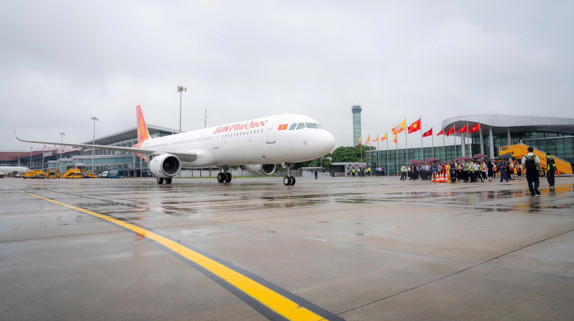 2 máy bay mới của Sun PhuQuoc Airways nối đuôi nhau hạ cánh xuống Nội Bài - Ảnh 1