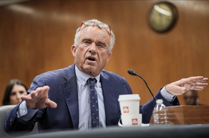 Căng thẳng bùng nổ: Bộ trưởng Y tế Mỹ cáo buộc bác sĩ nhi khoa nhận tiền từ hãng dược để ủng hộ tiêm vaccine Covid cho trẻ em - Ảnh 1