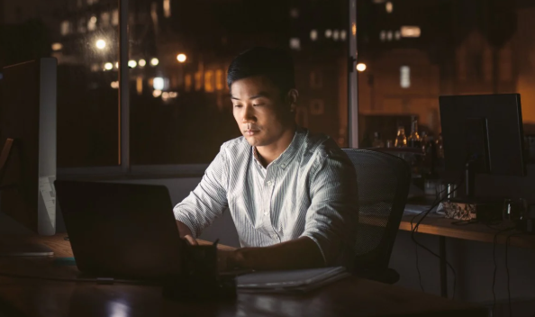 Thao túng tâm lý trắng trợn: Công ty ép nhân viên làm thêm 160 giờ/tháng, không một xu lương tăng ca - Ảnh 1