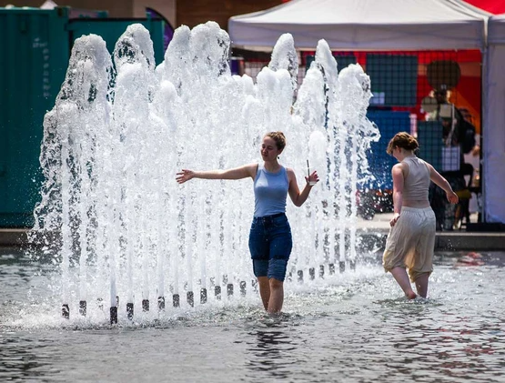 Người dân Canada khổ sở vì quá nóng mà không có điều hòa - Ảnh 1