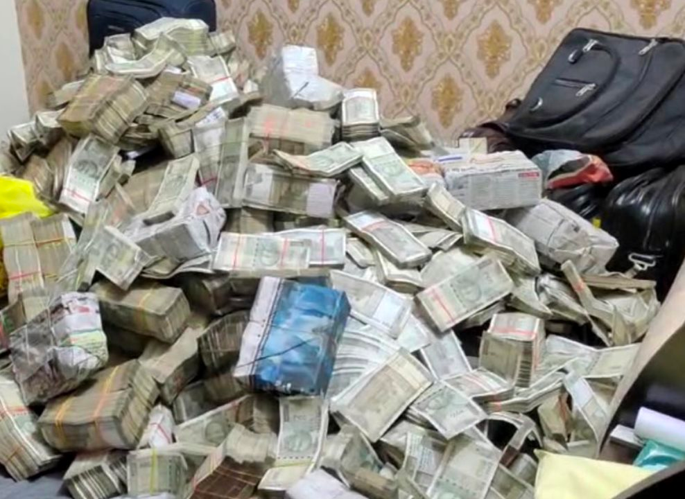 Đột kích nhà riêng của kỹ sư thuỷ lợi lương 3 triệu/tháng, tịch thu 7 căn nhà, 19 mảnh đất cùng số vàng, trang sức trị giá 170 tỷ đồng - Ảnh 1