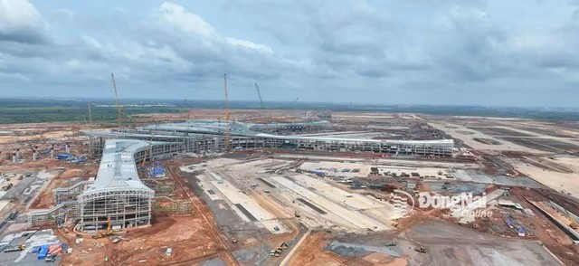 Siêu dự án hạ tầng hơn 16 tỷ USD lớn nhất VN: 900 nhân lực, 40 mũi thi công liên tục ngày đêm làm đường băng - Ảnh 1