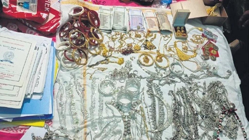 Đột kích 6 địa điểm liên quan tới chuyên viên kiểm định xe cơ giới lương tháng 32 triệu, thu giữ 1 kg vàng, 2 kg bạc cùng "sổ đỏ" 44 lô đất - Ảnh 1