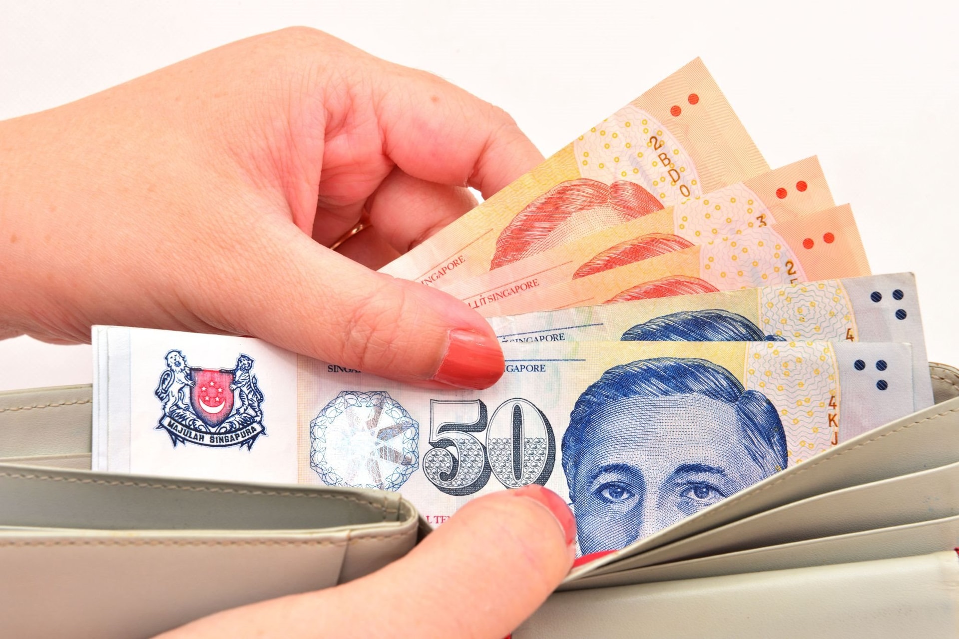 60% người dân một nước ĐNÁ lâm vào cảnh đầu tháng đã hết tiền, giới trẻ vung tiền chi tiêu để ‘bằng bạn bằng bè’, chậm lấy vợ sinh con, không tài khoản tiết kiệm - Ảnh 3