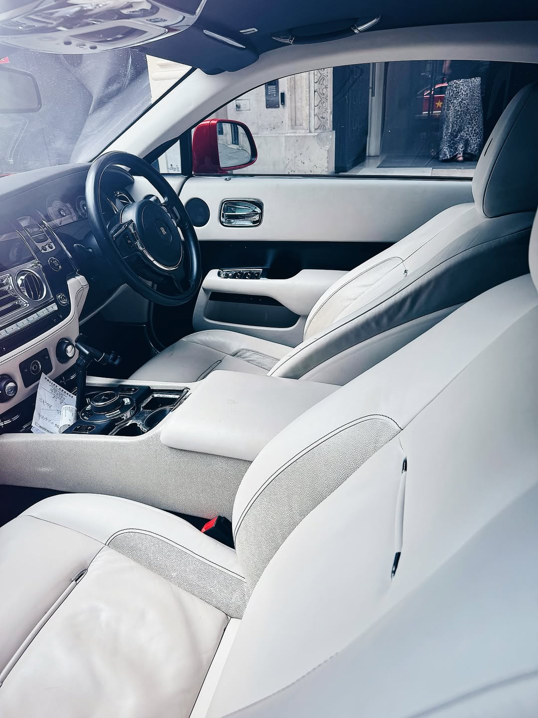 Xe Rolls-Royce 'cờ đỏ sao vàng' ở châu Âu hút 20.000 lượt tương tác, nhiều người hỏi: Sao chỉ có 3 bánh? - Ảnh 9