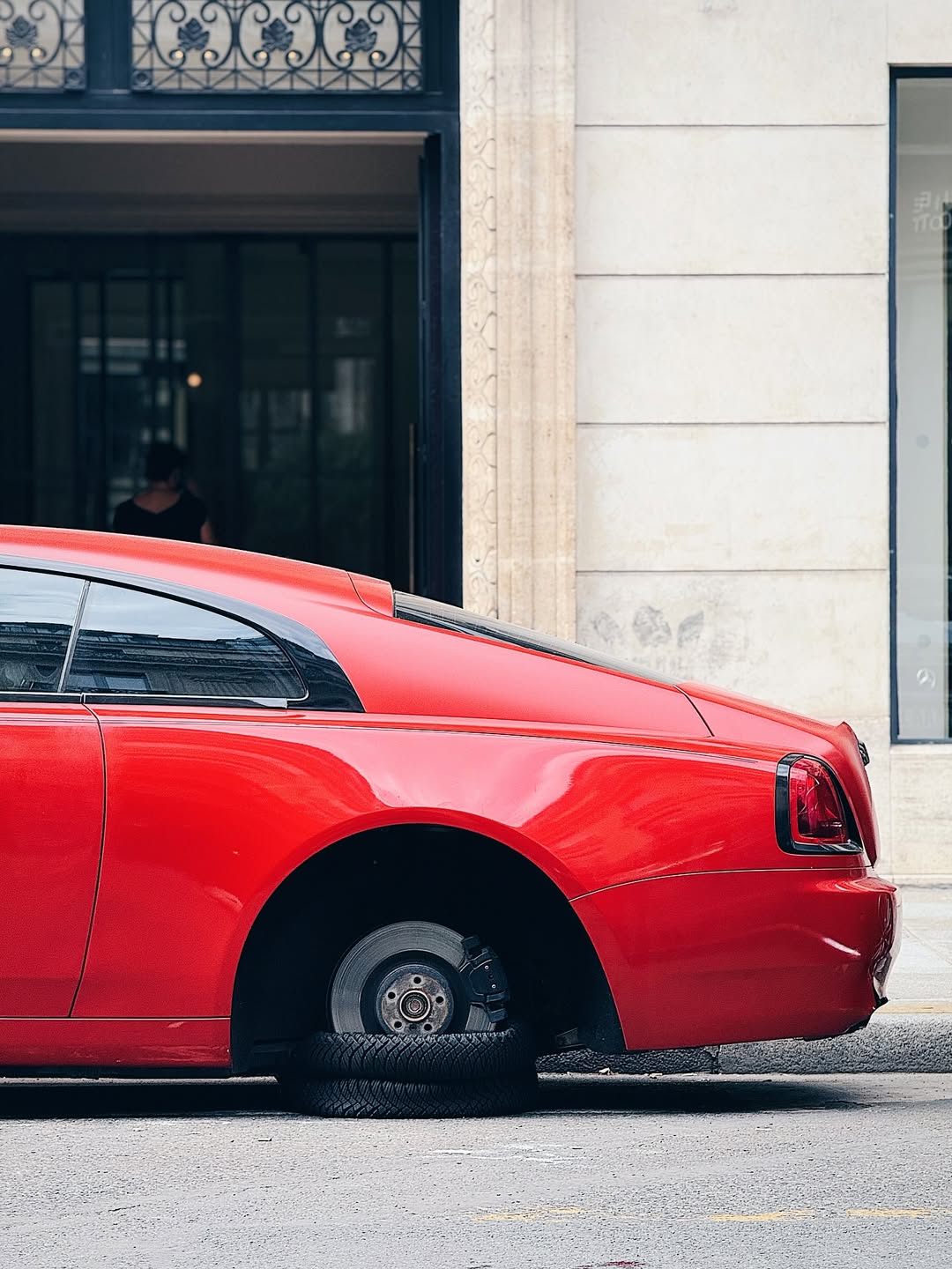 Xe Rolls-Royce 'cờ đỏ sao vàng' ở châu Âu hút 20.000 lượt tương tác, nhiều người hỏi: Sao chỉ có 3 bánh? - Ảnh 6