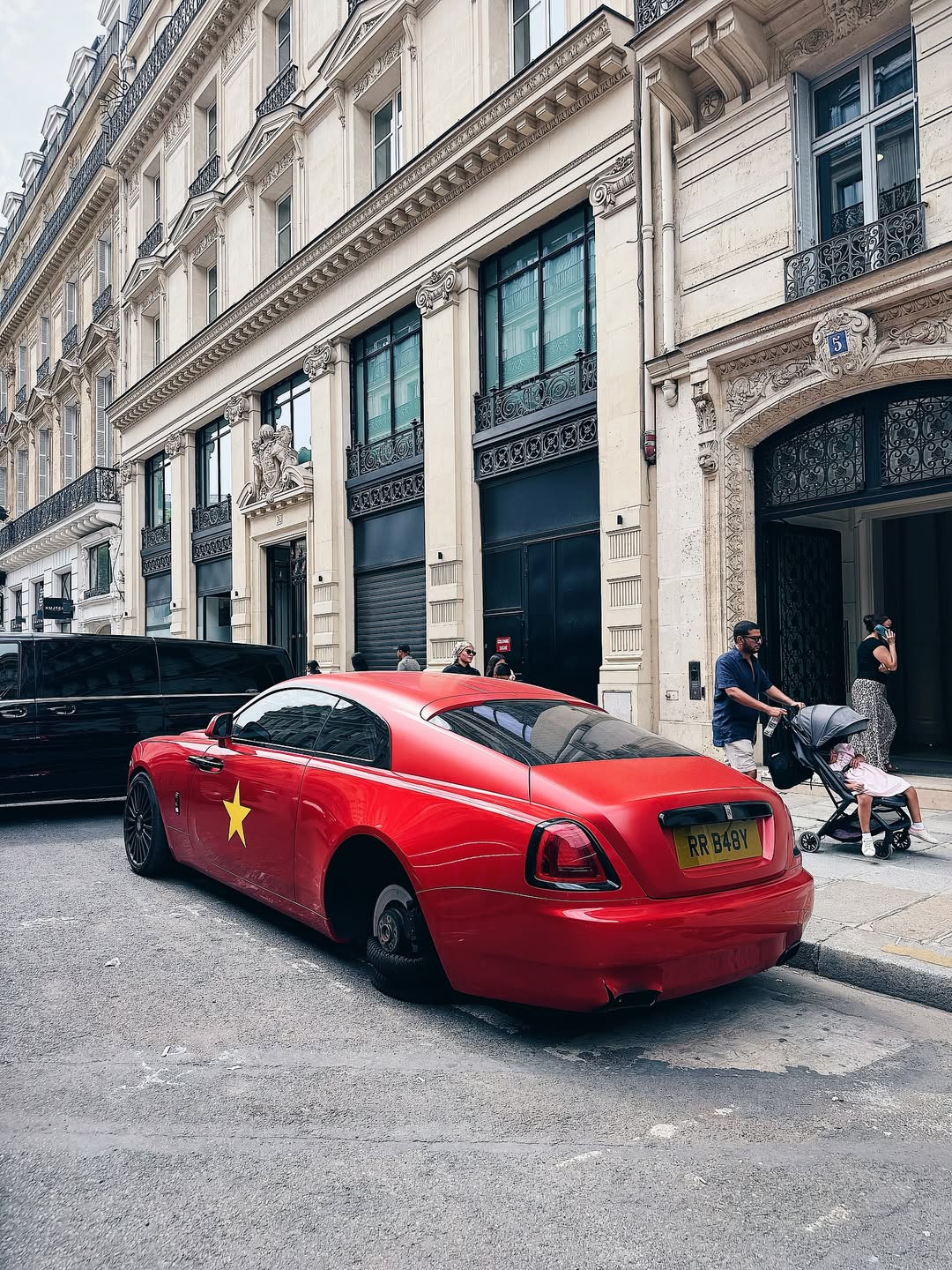 Xe Rolls-Royce 'cờ đỏ sao vàng' ở châu Âu hút 20.000 lượt tương tác, nhiều người hỏi: Sao chỉ có 3 bánh? - Ảnh 3