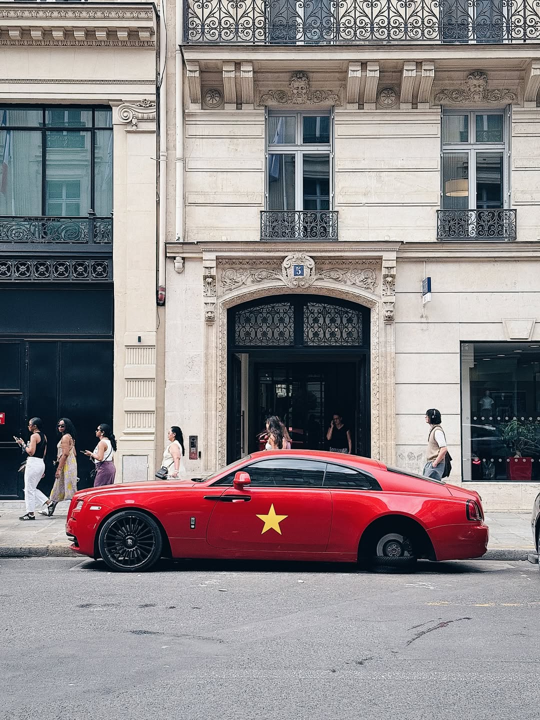 Xe Rolls-Royce 'cờ đỏ sao vàng' ở châu Âu hút 20.000 lượt tương tác, nhiều người hỏi: Sao chỉ có 3 bánh? - Ảnh 11