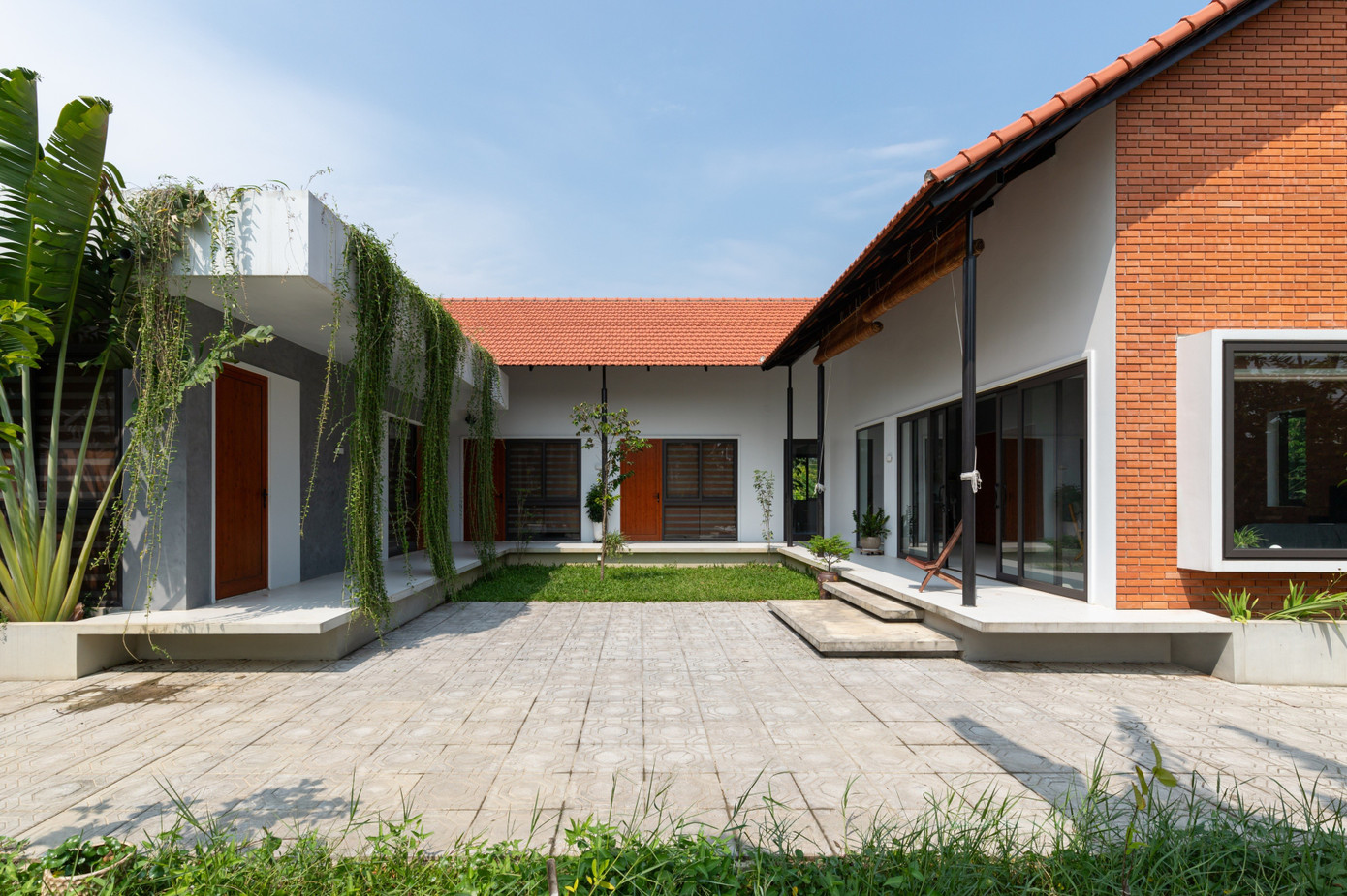 Thiết kế nhà cấp 4 hiện đại vẫn giữ được vườn và ao phía trước - Ảnh 2