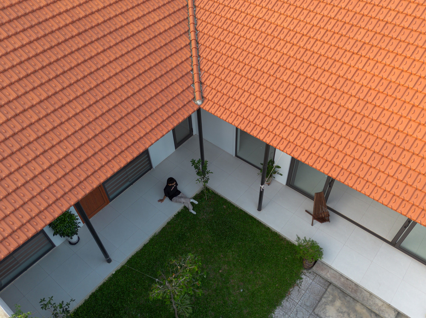 Thiết kế nhà cấp 4 hiện đại vẫn giữ được vườn và ao phía trước - Ảnh 5