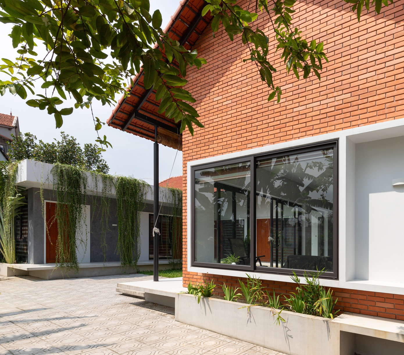 Thiết kế nhà cấp 4 hiện đại vẫn giữ được vườn và ao phía trước - Ảnh 3