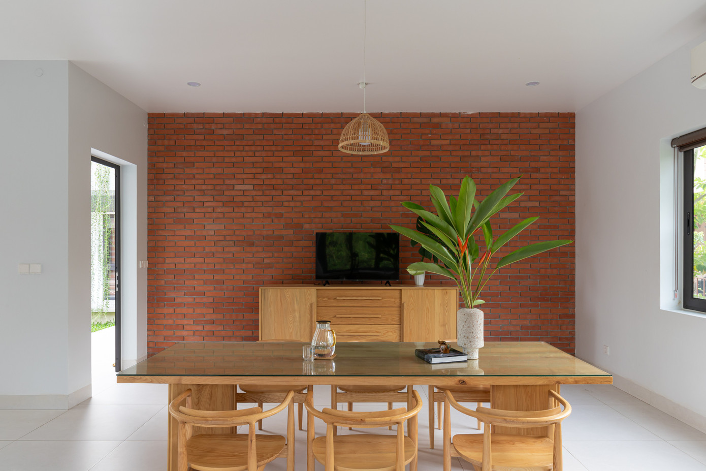 Thiết kế nhà cấp 4 hiện đại vẫn giữ được vườn và ao phía trước - Ảnh 8