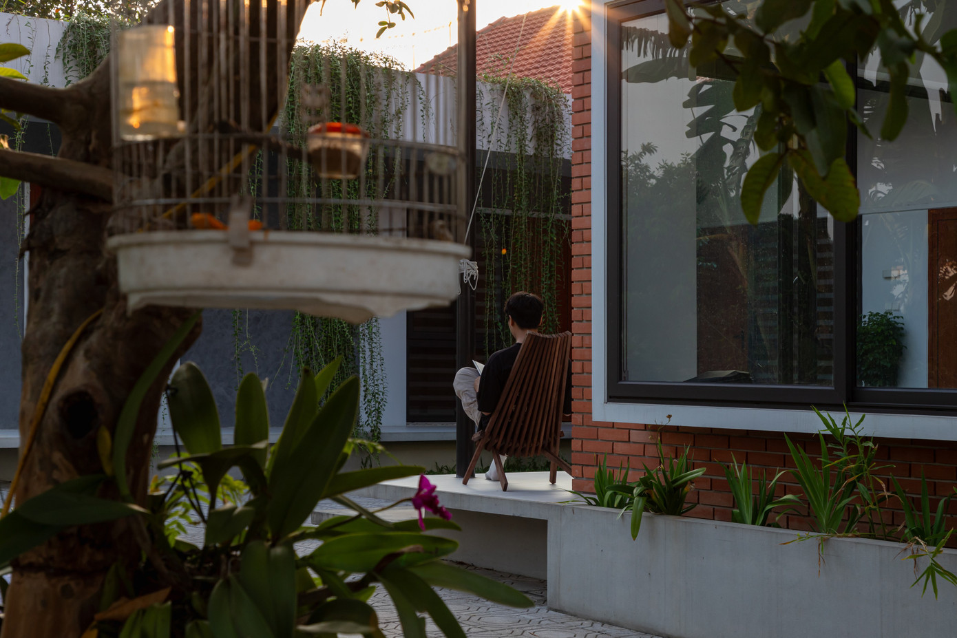 Thiết kế nhà cấp 4 hiện đại vẫn giữ được vườn và ao phía trước - Ảnh 10