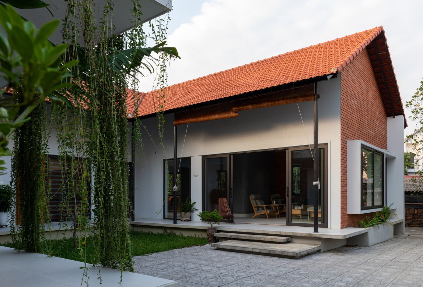 Thiết kế nhà cấp 4 hiện đại vẫn giữ được vườn và ao phía trước - Ảnh 11