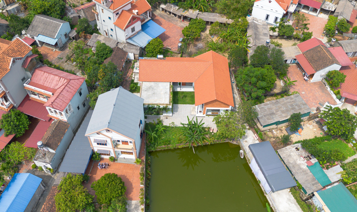 Thiết kế nhà cấp 4 hiện đại vẫn giữ được vườn và ao phía trước - Ảnh 1