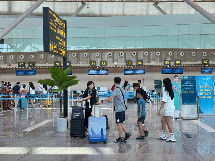 Hành khách nói gì về việc sân bay Tân Sơn Nhất, Nội Bài vào tốp cuối về trải nghiệm? - Ảnh 1