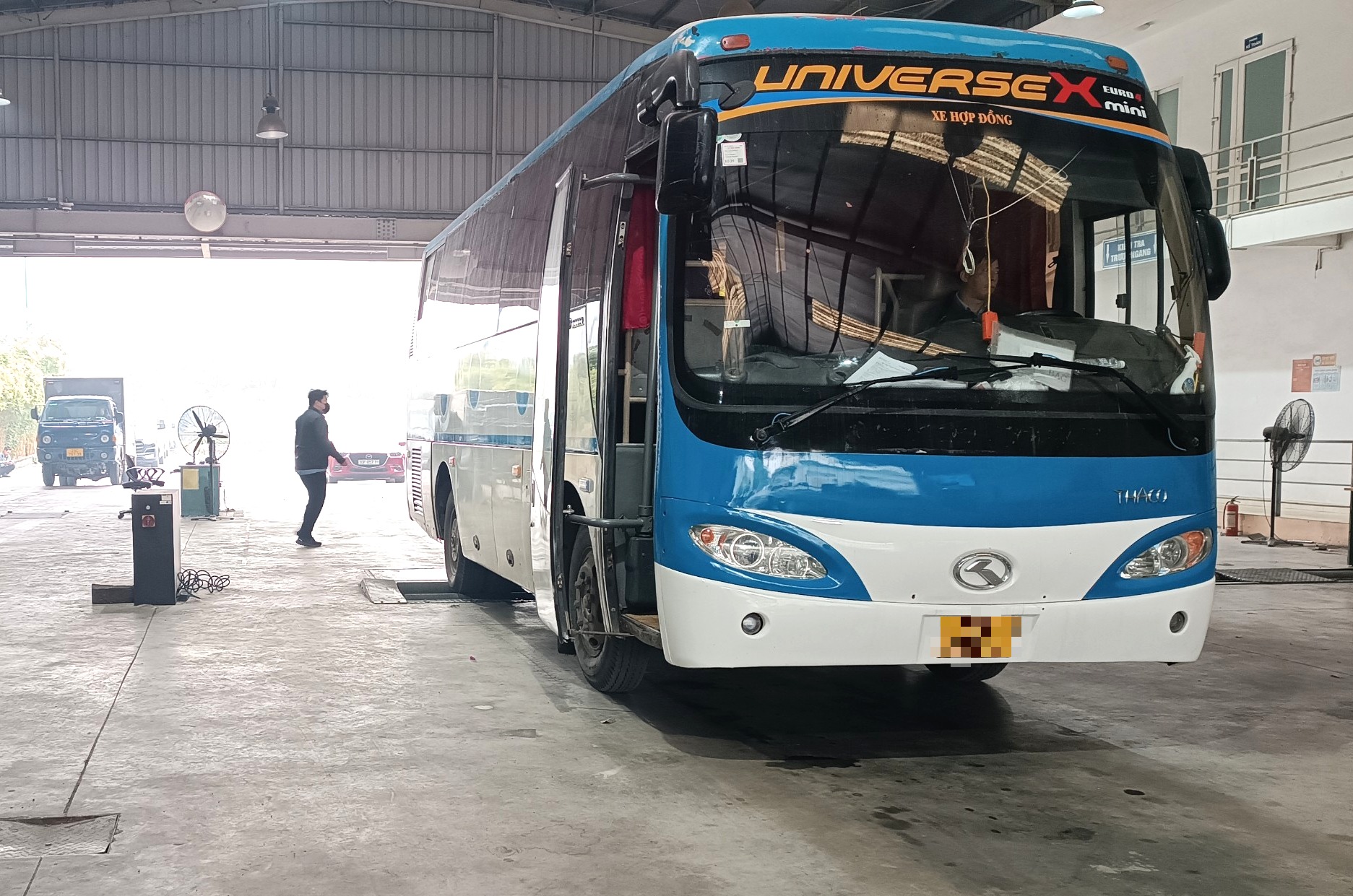 Bộ Xây dựng chỉ đạo khẩn trương đăng kiểm cho xe kinh doanh vận tải chưa đổi đăng ký xe - Ảnh 1