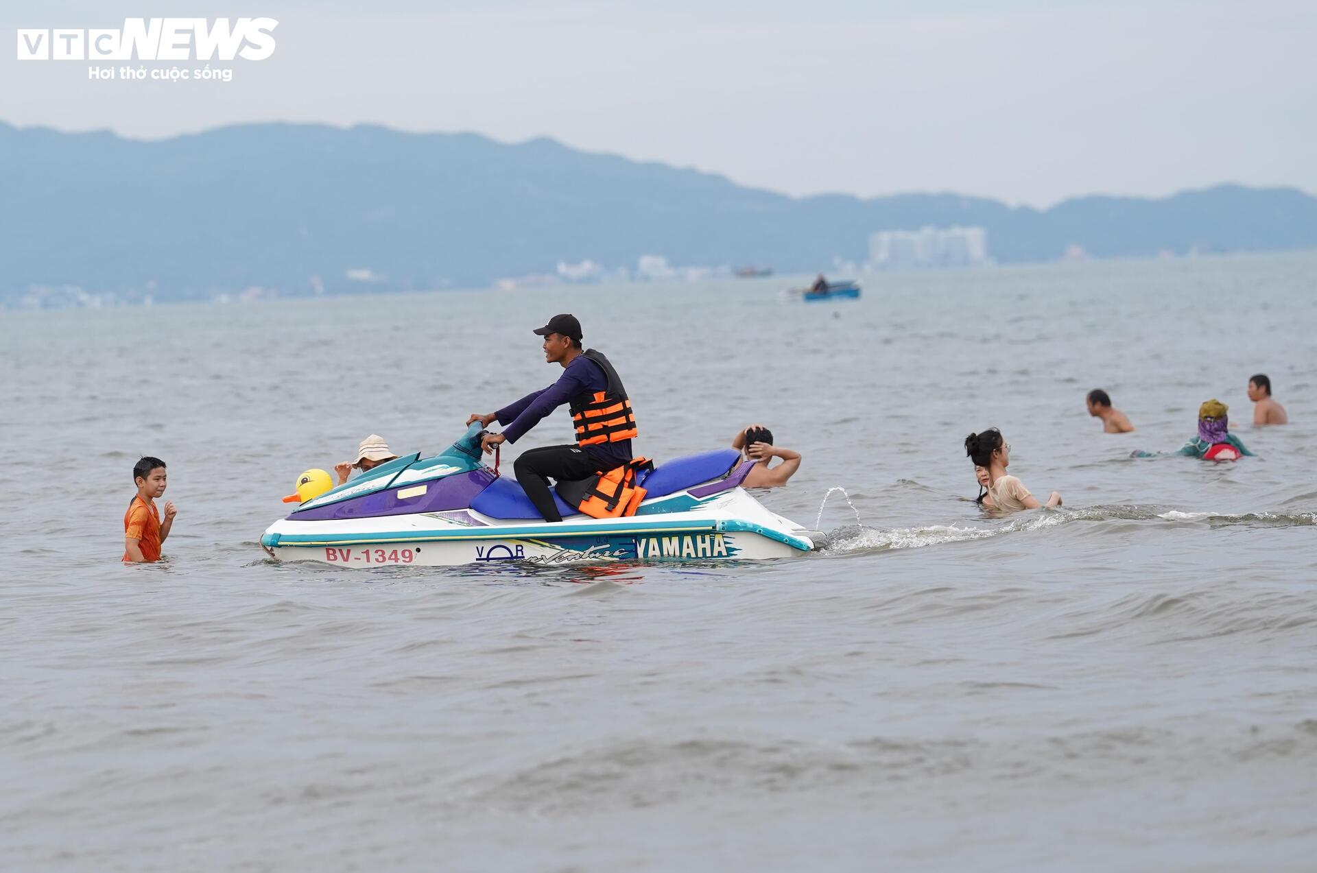 Tấp nập thi công bãi biển đẹp nhất Nam Bộ, sẵn sàng đón du khách dịp lễ 2/9 - Ảnh 21