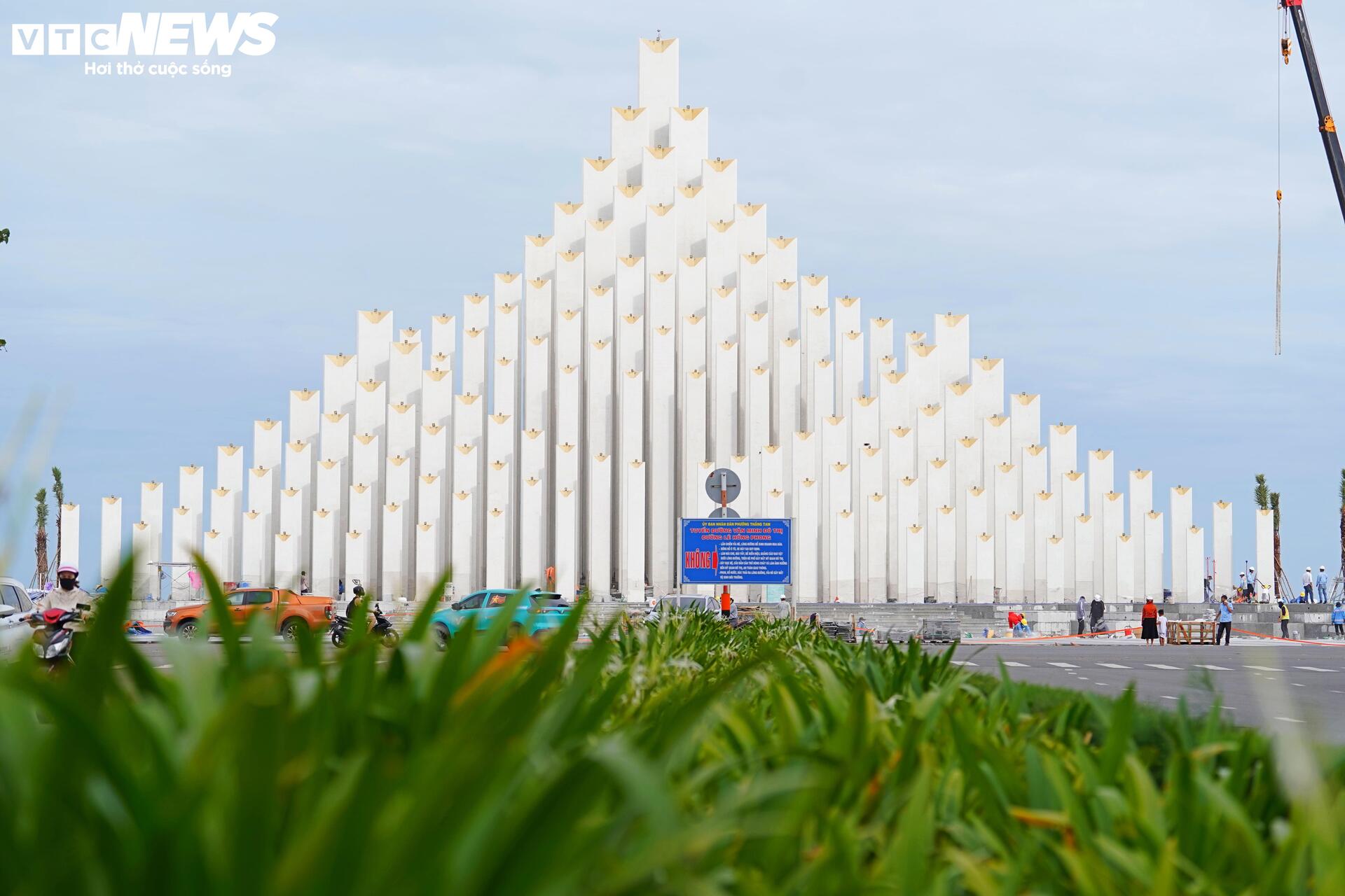 Tấp nập thi công bãi biển đẹp nhất Nam Bộ, sẵn sàng đón du khách dịp lễ 2/9 - Ảnh 3