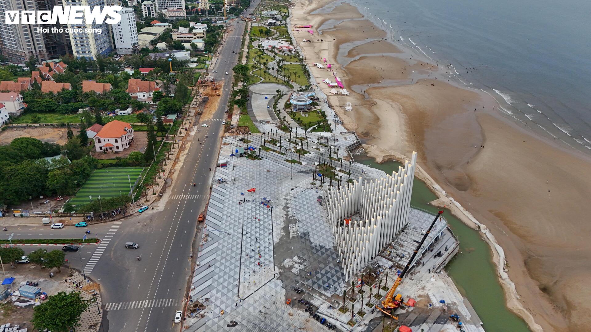 Tấp nập thi công bãi biển đẹp nhất Nam Bộ, sẵn sàng đón du khách dịp lễ 2/9 - Ảnh 2