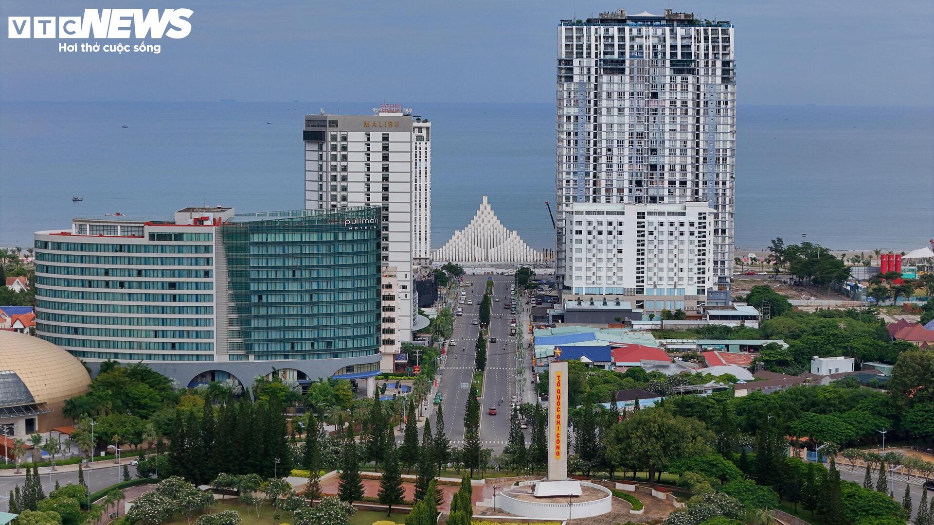 Tấp nập thi công bãi biển đẹp nhất Nam Bộ, sẵn sàng đón du khách dịp lễ 2/9 - Ảnh 1