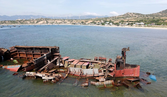 Cận cảnh "xẻ thịt" tàu 4.500 tấn, trả mặt bằng cho điện hạt nhân Ninh Thuận - Ảnh 3