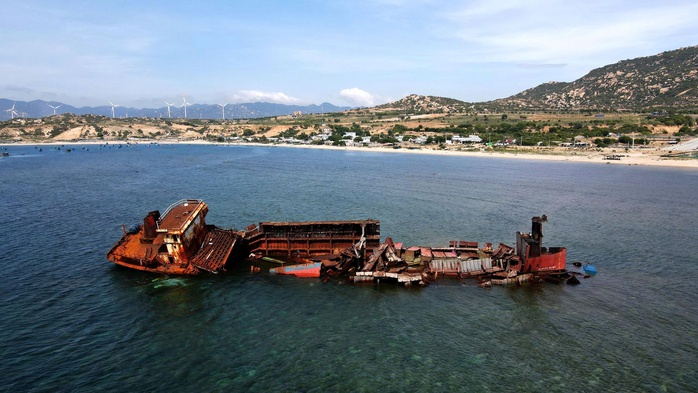 Cận cảnh "xẻ thịt" tàu 4.500 tấn, trả mặt bằng cho điện hạt nhân Ninh Thuận - Ảnh 1