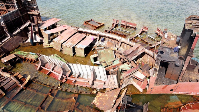 Cận cảnh "xẻ thịt" tàu 4.500 tấn, trả mặt bằng cho điện hạt nhân Ninh Thuận - Ảnh 4