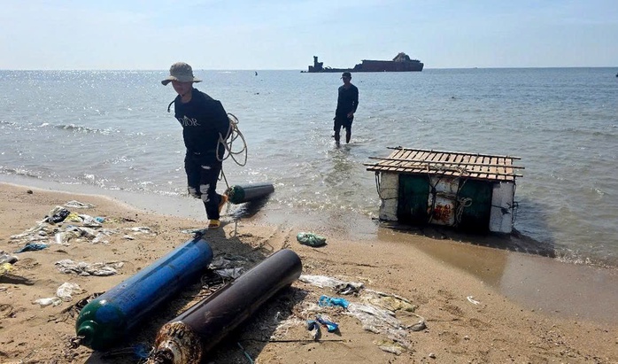 Cận cảnh "xẻ thịt" tàu 4.500 tấn, trả mặt bằng cho điện hạt nhân Ninh Thuận - Ảnh 5