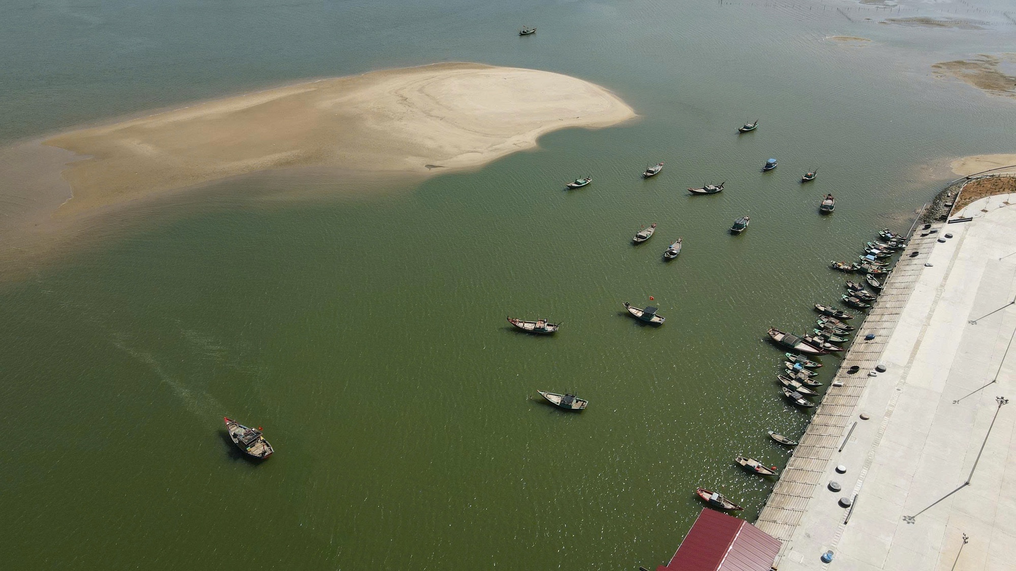 Tàu thuyền gặp khó khi ra, vào cảng cá được đầu tư gần 300 tỉ đồng vì luồng lạch bị bồi lắng - Ảnh 8