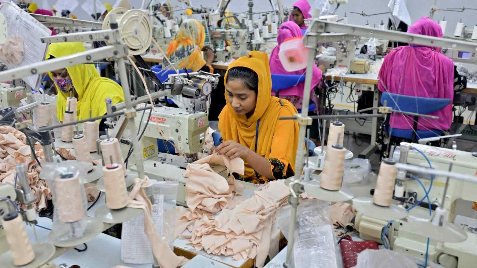 Được giảm thuế, ‘công xưởng may mặc’ châu Á chớp đơn hàng tới tấp từ tay đối thủ nhưng vẫn chưa cạnh tranh được với Việt Nam ở một phân khúc - Ảnh 1