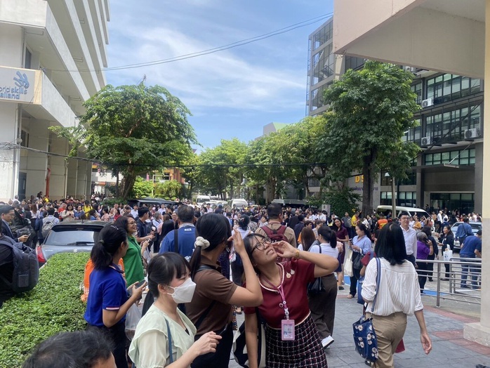 Người dân Bangkok hoảng sợ vì rung chấn từ động đất ở Myanmar - Ảnh 1