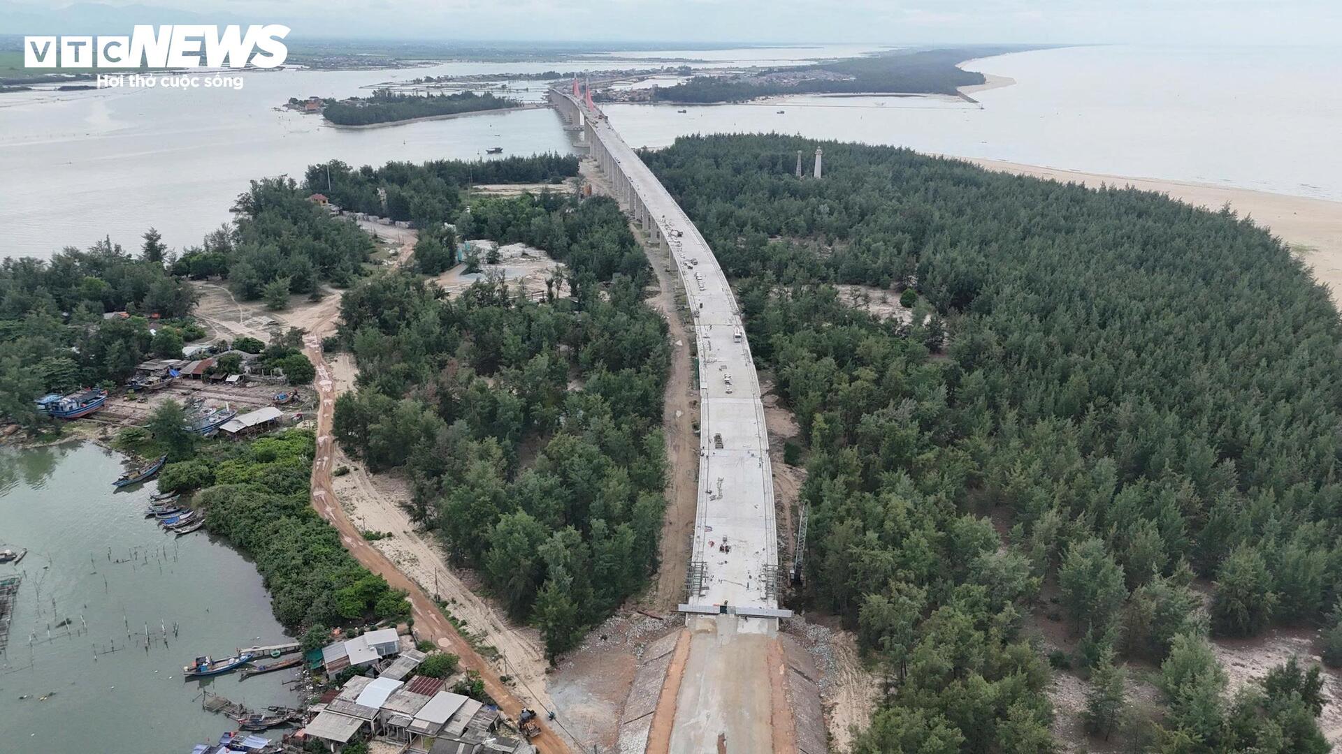 Vì sao đường dẫn cầu vượt biển dài nhất miền Trung ì ạch, ngổn ngang? - Ảnh 3