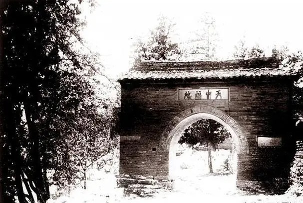 Ảnh hiếm 100 năm trước hé lộ 'hình dáng gốc' của Thiếu Lâm Tự: Sau biến cố bất ngờ đã hồi sinh từ tro tàn - Ảnh 15