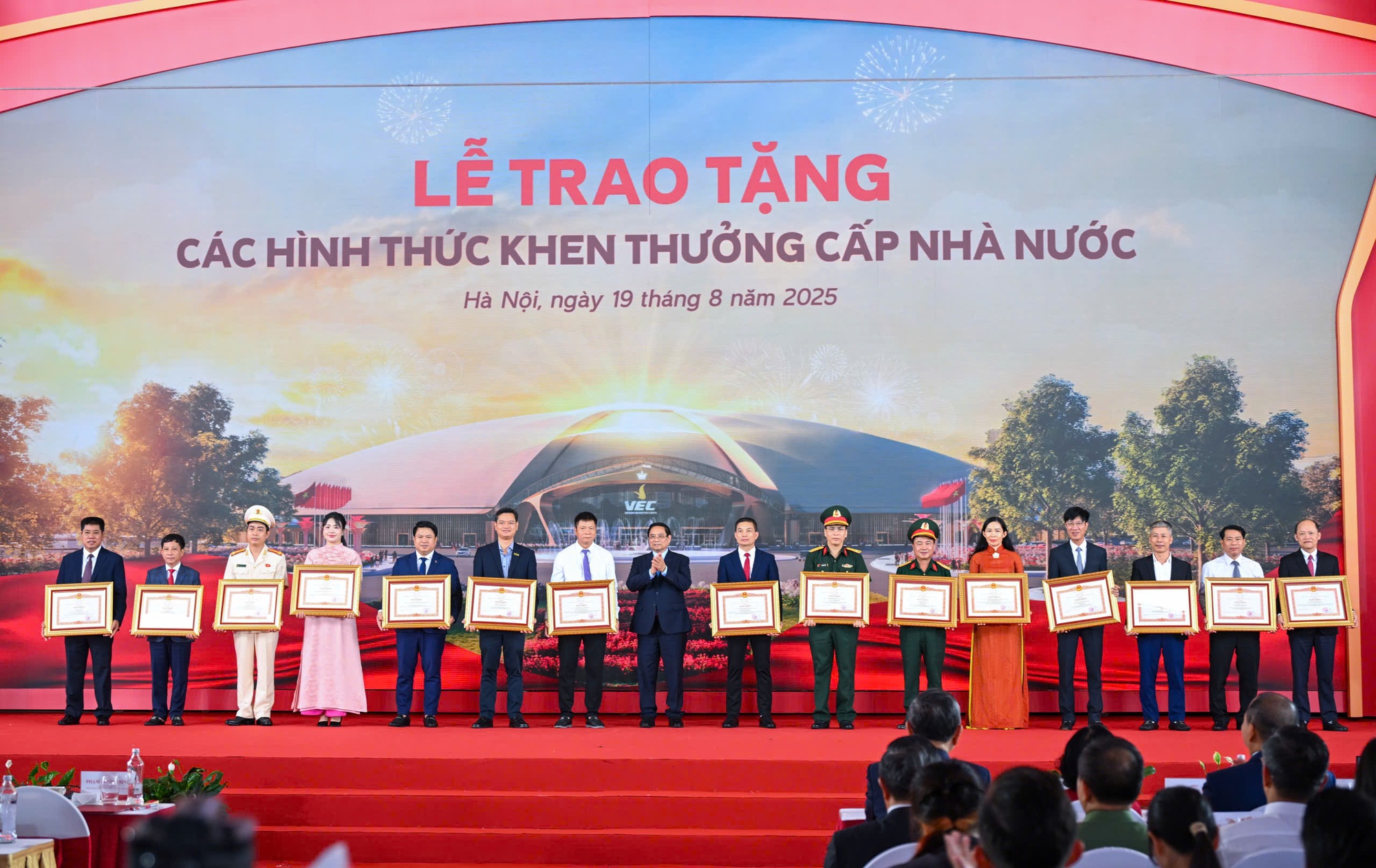 Tập đoàn Vingroup được trao Huân chương Lao động hạng Nhất - Ảnh 2