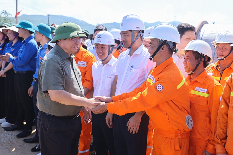 Thủ tướng kiểm tra tiến độ đường dây 500 kV hơn 7.400 tỉ đồng, yêu cầu đến 19-8 phải hoàn thành - Ảnh 2