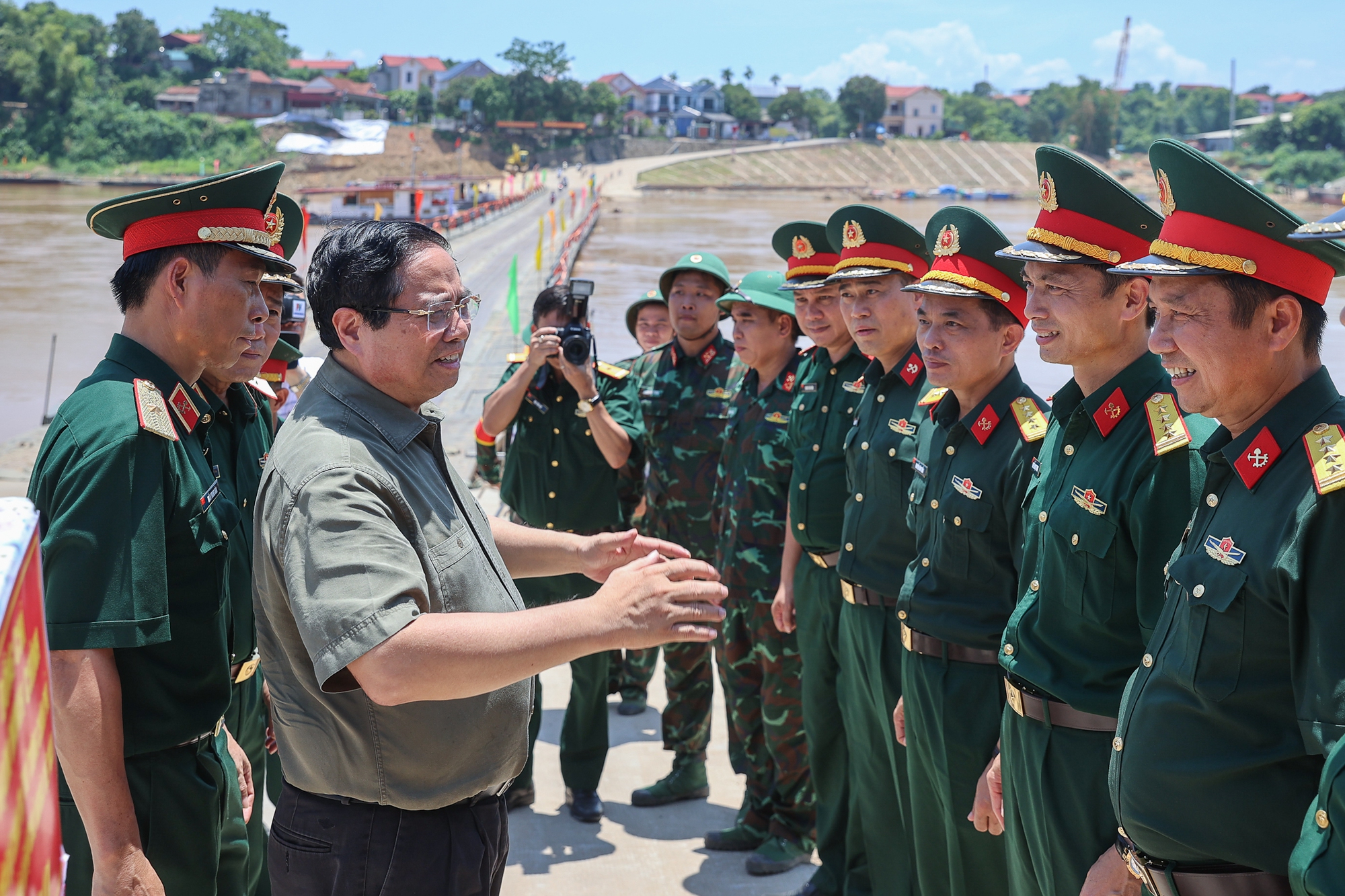 "Dự án khẩn cấp" vượt tiến độ 3 tháng, Thủ tướng đề nghị khen thưởng nhà thầu ngay tại công trường - Ảnh 3
