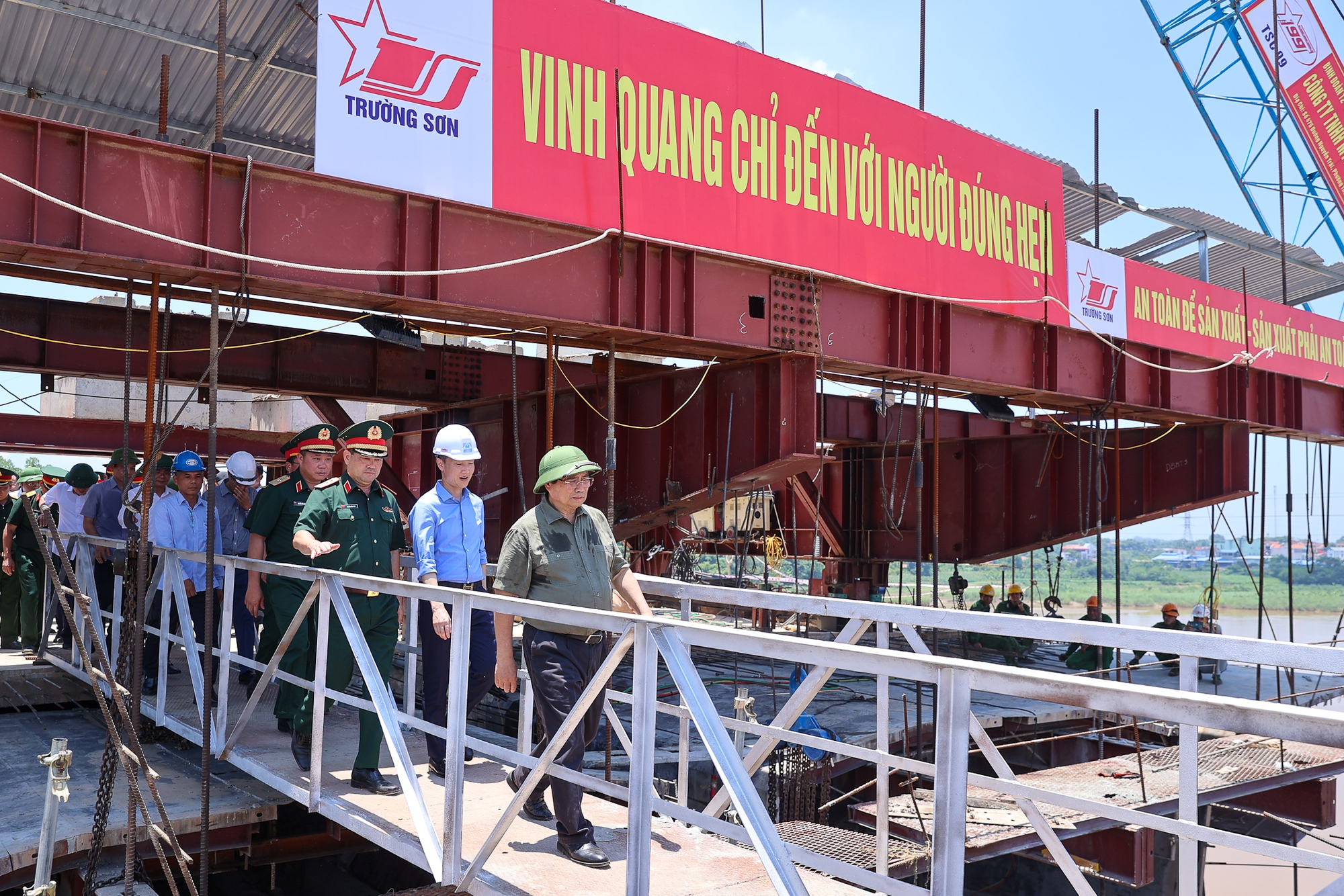 "Dự án khẩn cấp" vượt tiến độ 3 tháng, Thủ tướng đề nghị khen thưởng nhà thầu ngay tại công trường - Ảnh 1