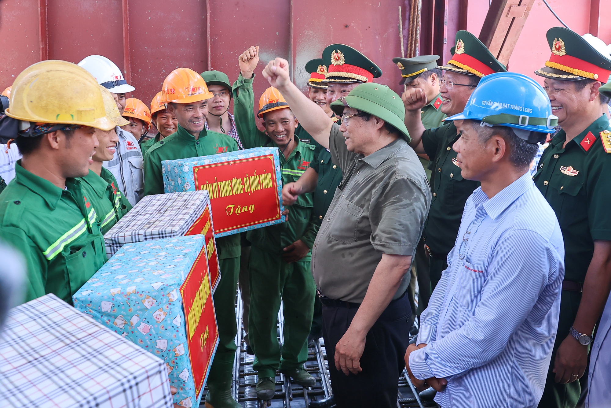 "Dự án khẩn cấp" vượt tiến độ 3 tháng, Thủ tướng đề nghị khen thưởng nhà thầu ngay tại công trường - Ảnh 2